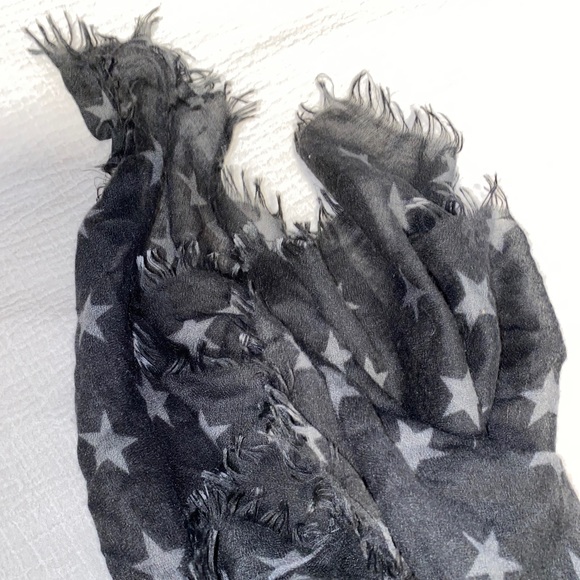 Beautiful scarf - Picture 2 of 3